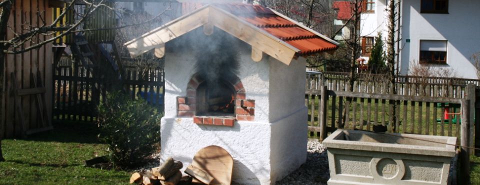 Das Brotbackhäusl im Garten - Foto: A. Kern